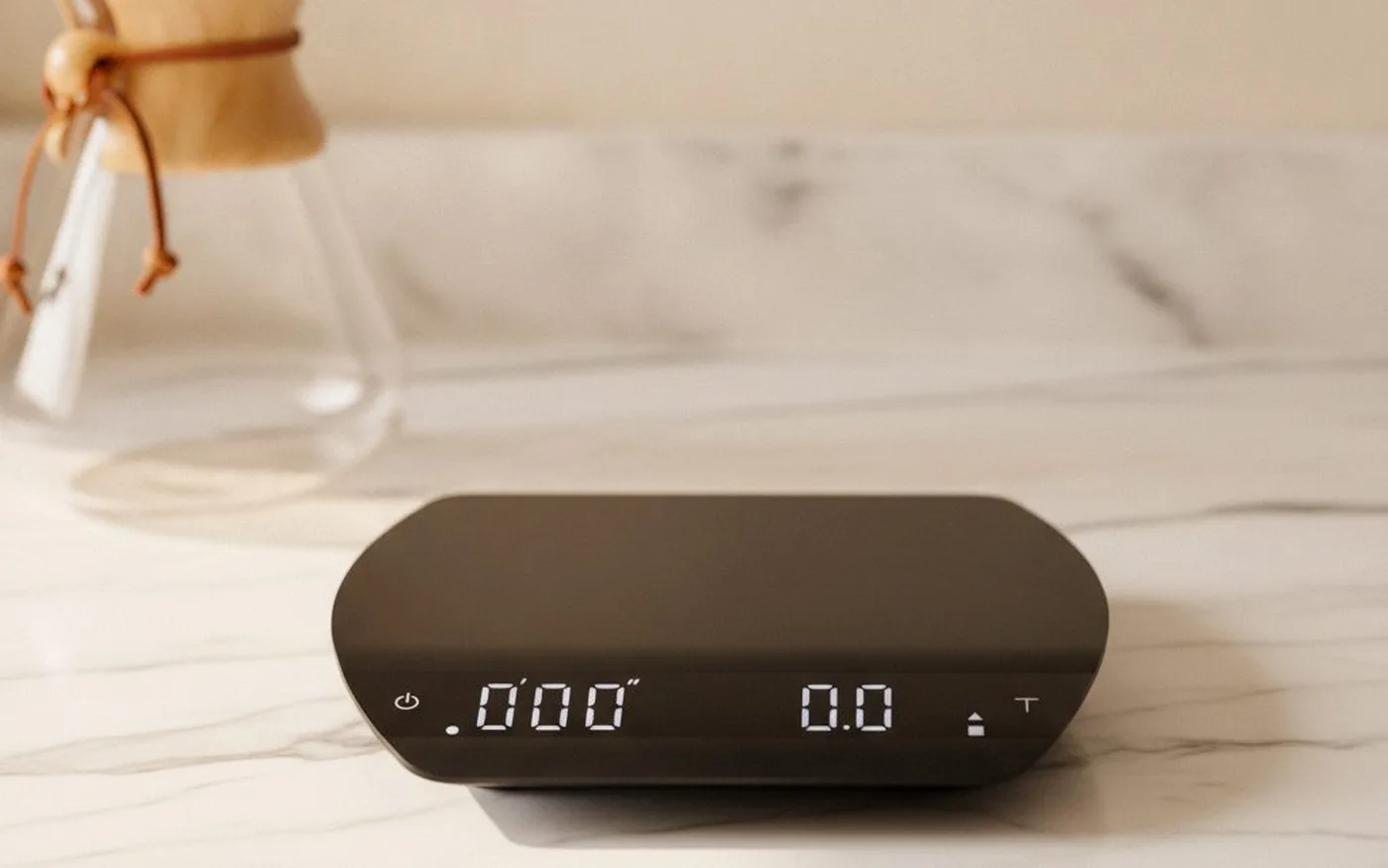 Felicita Arc coffee scale with Bluetooth app on smartphone